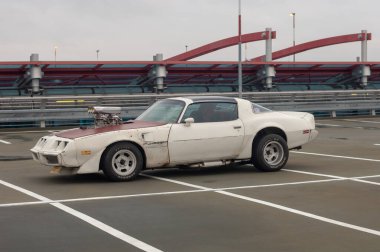 Araba otoparkta park halinde..