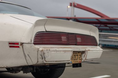 Eski ve eski model bir araba.