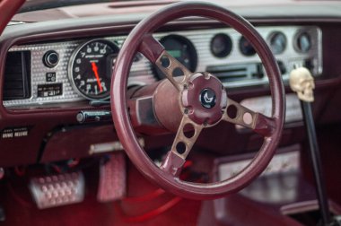 Arabanın içi kırmızı tekerlekle kaplı.