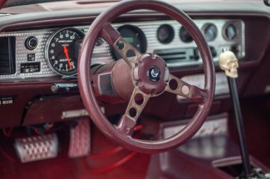 Bir arabaya yaklaş.