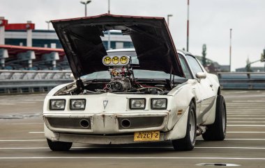 Araba yolda gidiyor.