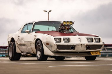 Eski model bir araba.