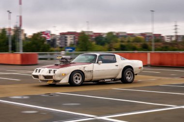 Şehirde park edilmiş bir araba.