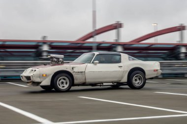 Şehirdeki eski araba.