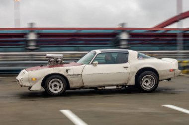 Eski paslı araba sokakta.