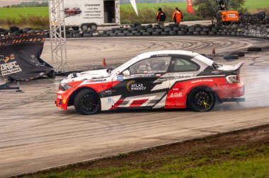 Kros yarışında drift yarışı