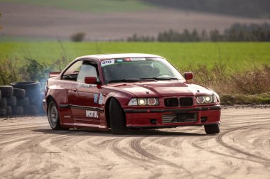 Araba yolda yarışıyor