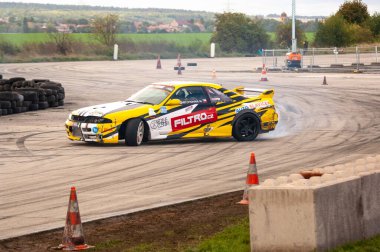 Sürüklenen arabalar sürükleniyor