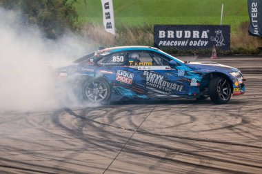 Sürüklenen araba sürükleniyor