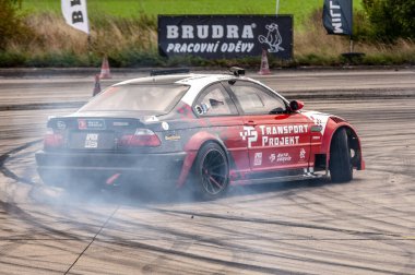 Yarış arabası dumanın içinden geçiyor. Arabanın sürüklenmesi..