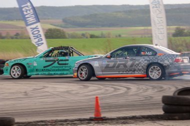 Sürüklenen yarış arabaları pisti