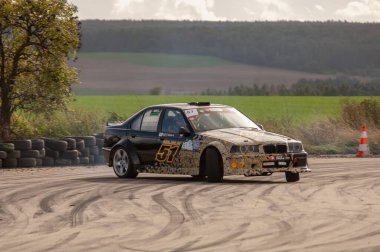 Yoldaki yarış arabası.