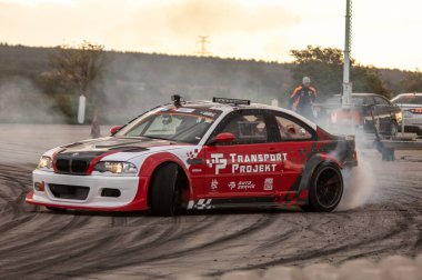 Araba bir şehirde sürüyor.