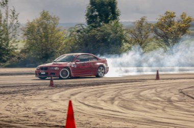 Araba yolda. Yarış arabası.