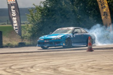 Araba yolda yarışıyor.