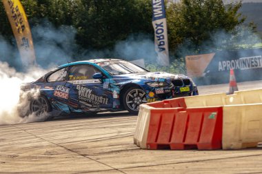 Odessa, Ukrayna - 26 Ağustos, 2018: Ukrayna Severon yarışında araba ve drift araba.