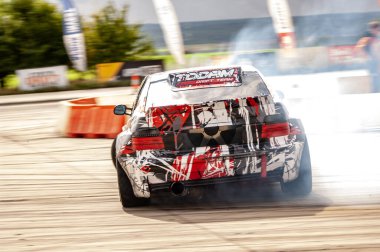 Araba dumanda yarışıyor.