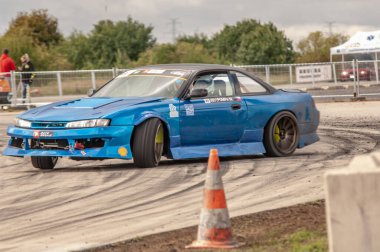 Şehirdeki araba yarışı.