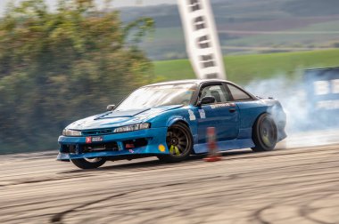 kiev - Eylül 19: Soyut bir araba 4 x 10 x - 19 Eylül 'de Kiev yolunda çapraz