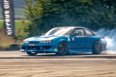 Sürüklenen araba yarışı pisti