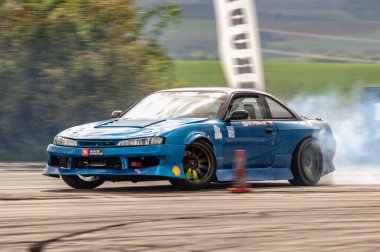 Pistte drift yarış arabası