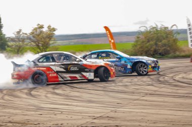 Sürüklenen araba yarış arabaları