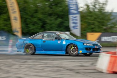 Sürüklenen yarış arabası drift pisti