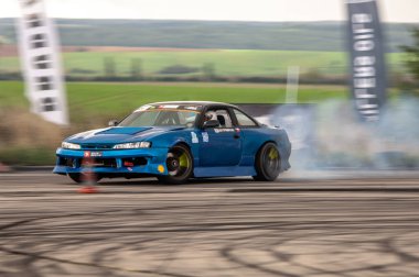 Sürüklenen yarış arabası