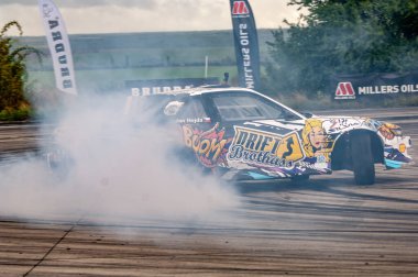 Araba yolda yarışıyor..