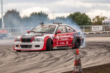 Araba yolda yarışıyor.