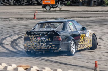 Sürüklenen araba yarış arabaları pisti