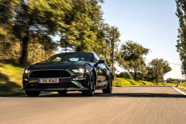 Araba yoldan geçiyor..