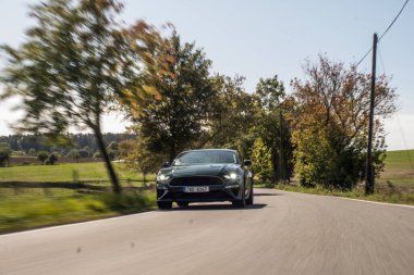 Hareket halindeki yolda araba sürmek