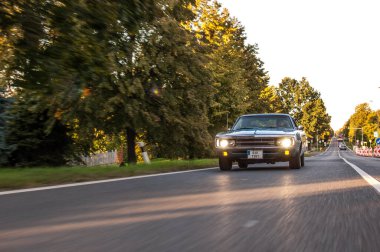 Akşamları otobanda araba kullanmak.