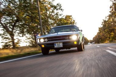 Eski araba yolda, Letonya 'da