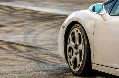 Yoldaki bir arabanın yakın görüntüsü