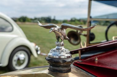 Yoldaki klasik araba.