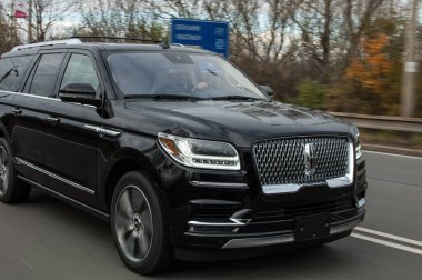 New York, ABD - 16 Mart, 22 Mart New York Şehri lüks SUV arabası.