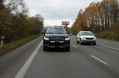 Otoyolda araba sürüyor.