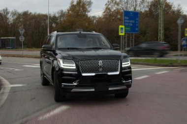 Moskova, Rusya - Mayıs 10, 10, 2 0: Yeni siyah SUV arabası, mitsubishi pajero 2 0 0 0 8.