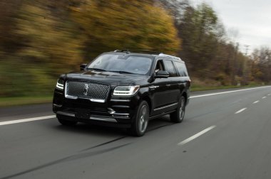 Siyah SUV ve modern siyah SUV.