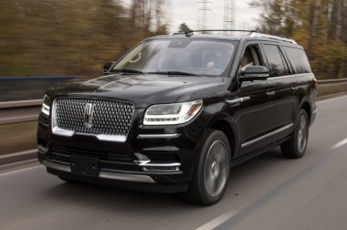 Modern lüks arabalı bir arazi aracı yolda, yolculuk konsepti.