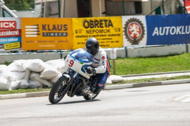 Motosikletçi yolda rides