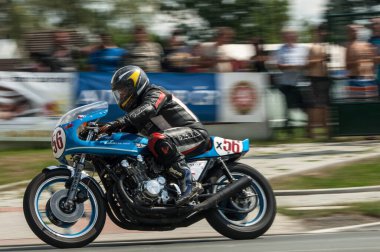 Odessa, Ukrayna, 7 Ağustos, 2019: tanımlanamayan motosiklet, motosiklet sürücüsü. Motorsiklet açık girer.