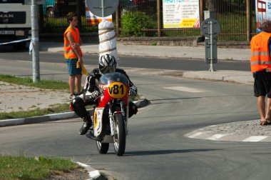 Motosiklet sürücüsü yolda