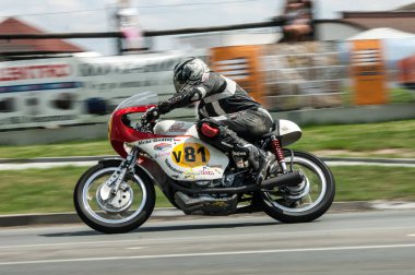 Şehirdeki motosiklet.