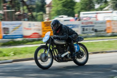 Motorcu motosiklet sürüyor.