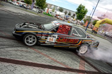 araba yarışta yarışıyor