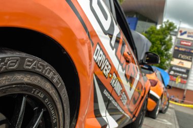 Kapalı - turuncu bir araba yolda