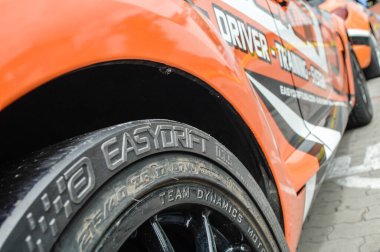 Şehirde araba lastiği var.